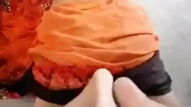 Naughty Desi XXX babe shows her beautiful pussy to her neighbour MMS