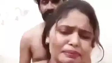 Husband bangs his nude wife’s pussy in the desi sex video