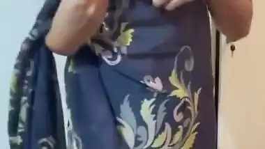 Amateur Indian Desi Girl Does Saree Strip Tease For Her Boyfriend During A Wedding