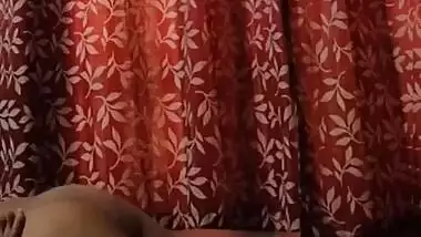 Unsatisfied Desi XXX aunty giving handjob to her secret lover MMS