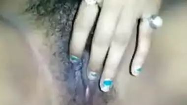 Desi chick takes sex sari off and demonstrates her XXX body parts