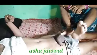 After waking up the Desi has sex and strokes XXX mast with feet