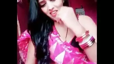 Cute housewife bhabhi puja sharma navel show in bra